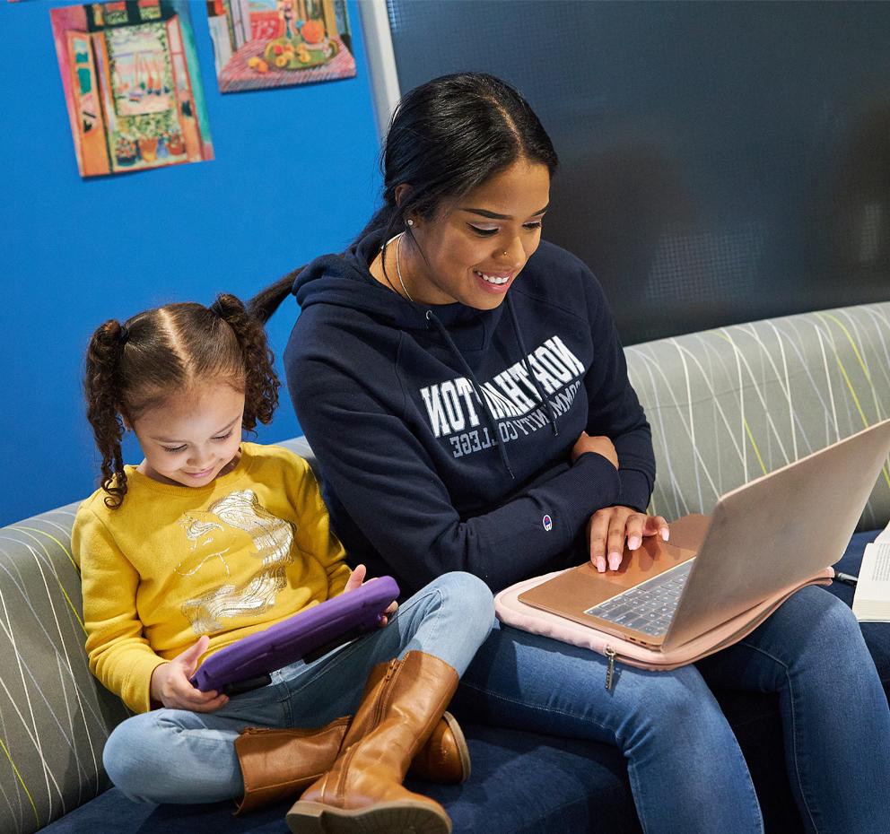 学生和她的女儿在电脑上